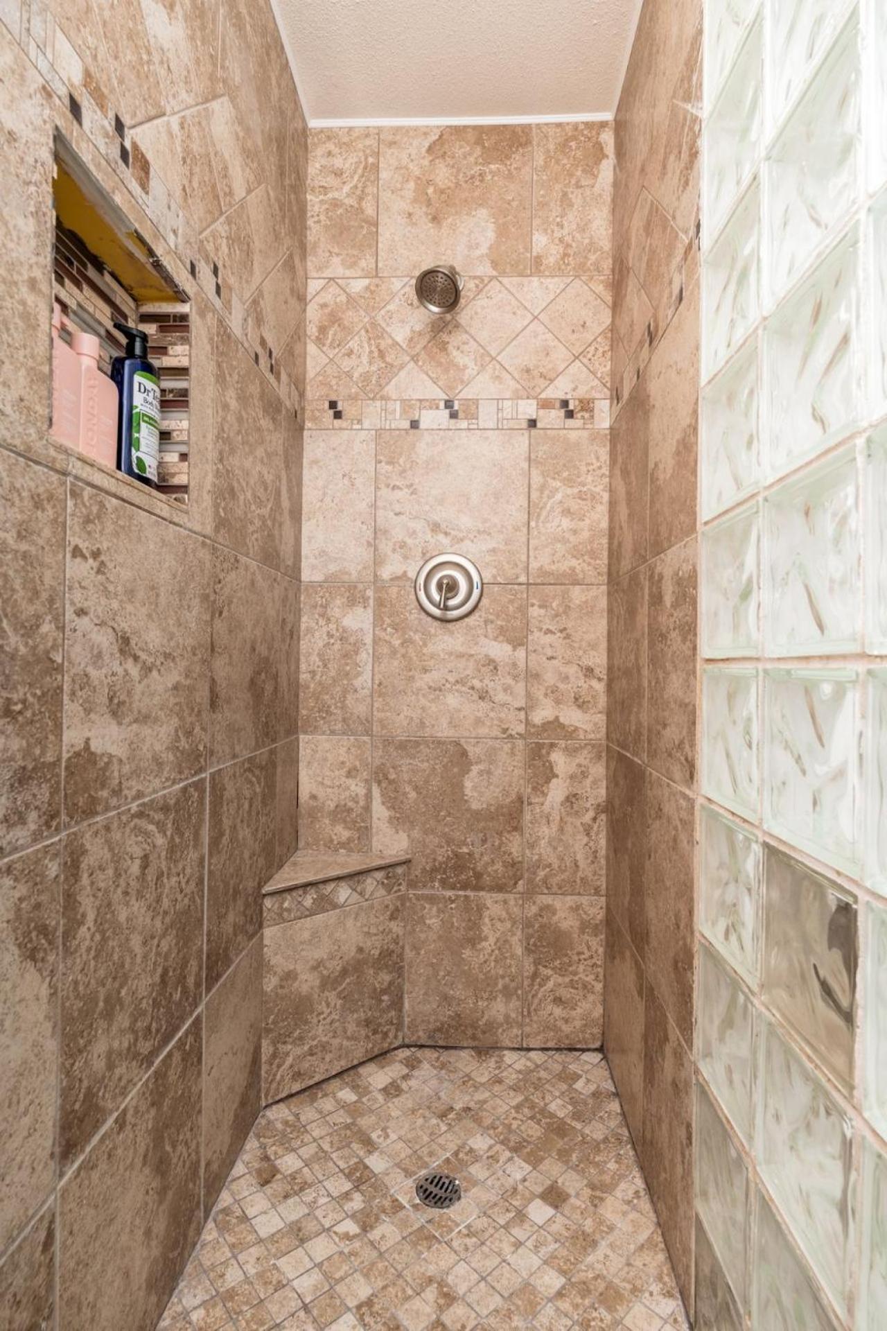 Holiday home Gem! Pool, Patio, & Prime Location!